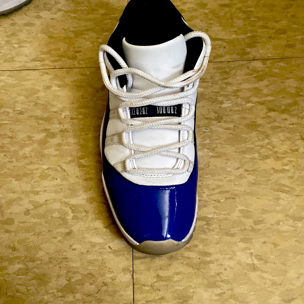 Worn TWICE. Good condition SIZE 10 in men